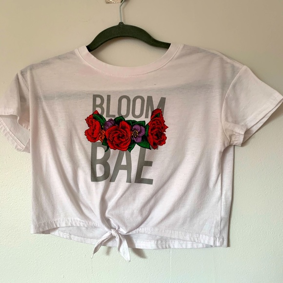White cropped tee with floral - Picture 1 of 3